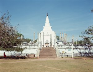 Widok na Thuparama Dagoba, Ruwanweli Seya autorstwa Sri Lankan School