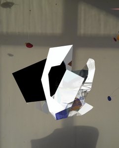 Pływająca rzeźba geometryczna