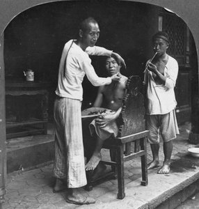 Chiński fryzjer w Bhamo, Birma, 1908
