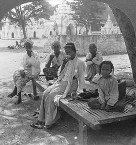 Towarzyski napój kawowy, Mandalay, Birma, 1908. autorstwa Stereo Travel Co