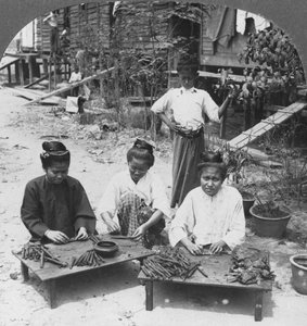 Robienie wielkich cygar palonych przez kobiety, Birma, 1908 autorstwa Stereo Travel Co