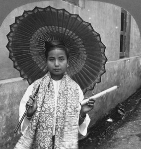 Młoda Birmańska kobieta trzymająca ogromne cygaro, Rangun, Birma, 1908