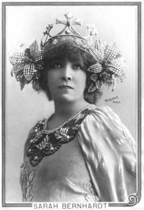 Henriette Rosine Bernard aka Sarah Bernhardt (1844-1923) jako „Odległa księżniczka”, sztuka Edmonda Rostanda (zdjęcie czarno-białe)