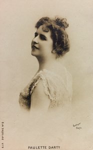 Portret francuskiej piosenkarki Paulette de Bardy, znanej jako Paulette Darty; Pocztówka