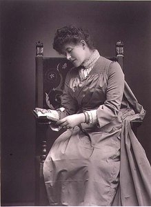 Ellen Terry (1847-1928) zdjęcie portretowe, połowa lat 80. XIX wieku (zdjęcie czarno-białe)