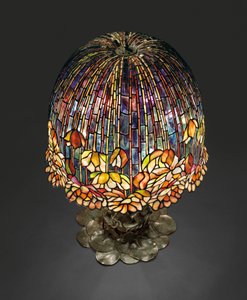 Lampa stołowa „Pond Lily”, ok. 1903 (szkło ołowiowe i patynowany brąz)