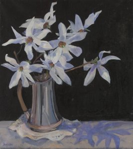 Białe magnolie w srebrnym dzbanku, 2019 autorstwa Sue Wales