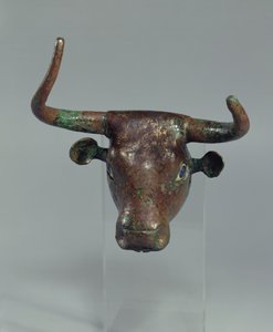 Głowa byka z królewskim sumeryjskim napisem, mocowanie do mebla lub harfy, z okresu wczesnego dynastycznego Telloh (starożytne Girsu), ok. 2500-2400 pne (miedź) (patrz także 208504)