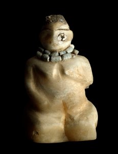 Basse Mezopotamia, Irak, sztuka sumeryjska: statuetka w albatrze klęczącej kobiety ze stanowiska Tell es-sawwan (es Sawwan). 3000 PNE. Ciemny. 9,4 cm Bagdad, Narodowe Muzeum Iraku - Dolna Mezopotamia, Irak, Sztuka sumeryjska: alabastrowa figurka klęczącej 