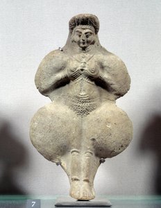 Sztuka orientalna: statuetka z terakoty przedstawiająca kobietę trzymającą się za piersi, prawdopodobne przedstawienie Isztar, bogini płodności. Z Suzy. Iran. Okres elamicki. XIV-XII wiek p.n.e. Słońce 0,16m. Muzeum w Luwrze