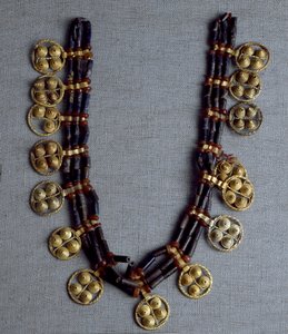 Sztuka sumeryjska: naszyjnik ze złotymi wisiorkami i koralikami lapis lazuli używanymi do ślubu. Z grobów królewskich w miejscu Ur. 2600-2500 p.n.e. Ciemny. 41 cm Narodowe Muzeum Iraku Bagdad