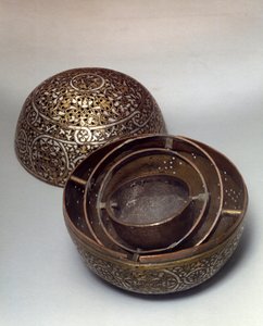 Sztuka Wschodu: Perfumy Burle (perfumy spalające) lub podgrzewacz do rąk (ogrzewacz do rąk) z Syrii, koniec XV, początek XVI wieku. Stop miedzi kuty z dekoracją nagrobną, przebity, inkrustowany złotą, srebrną i czarną pastą. Paryż, Musee du Louvre