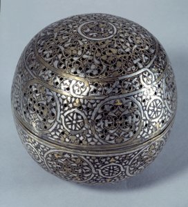 Sztuka orientalna: Perfumy Frule (zapachy spalające) lub podgrzewacze do rąk (ogrzewacze do rąk) z Syrii, koniec XV, początek XVI wieku. Stop miedzi kuty z dekoracją nagrobną, przebity, inkrustowany złotą, srebrną i czarną pastą. Paryż, Musee du Louvre