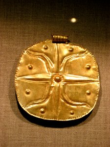 Palestyńsko-syryjski wisiorek z Kanaanu, ok. 1750 pne (złoto)