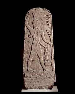 Sztuka Wschodu: stela boga Baala w błyskawicy. (Boży wojownik chroniący króla) Rzeźba z XV wieku p.n.e., Syria. Paryż, Musee du Louvre