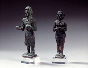 Statuetki czcicieli i bogini z brązu, z Syrii 2300-2000 p.n.e. Paryż, Luwr