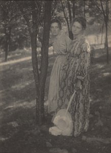 W lesie, ok. 1899 (zdjęcie) autorstwa T. M. Edmiston