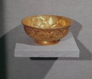 Misa ozdobiona tłoczonymi płatkami lotosu (złoty) autorstwa Tang Dynasty Chinese School