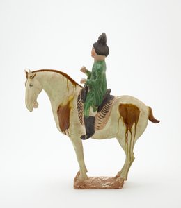 Człowiek na koniu, dynastia Tang, ok. 700-750 (naczynia ceramiczne z glazurą krzemianowo-ołowiową i malowanymi detalami)