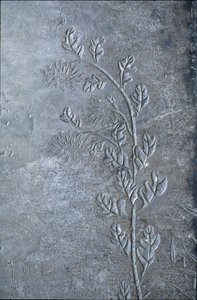 Stela z wyrytym chryzantemą, kwiatami i liśćmi, 618-907 (kamień) autorstwa Tang Dynasty Chinese School