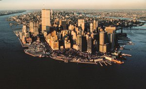 Widok nabrzeża Dolnego Manhattanu z nowojorskiego portu, w tym World Trade Cen...