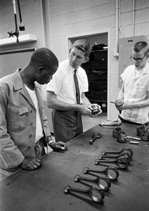 Szkolenie mechaników samochodowych w North Carolina Industrial Training Centers w 1965 roku... autorstwa Ted Spiegel