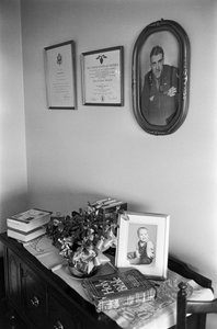 Biblia, zdjęcia rodzinne i dokumenty w domu wielebnego Lincolna Reeda autorstwa Ted Spiegel