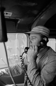 Charles Brockman, inżynier Great Northern Railroad, rozmawia przez radio z...