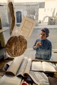 Konserwatywny żydowski chłopiec jedzący ciasto zagląda do księgarni religijnej. autorstwa Ted Spiegel