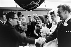 Żydowskie małżeństwo zawierane przez amerykańskich Żydów pod baldachimem ślubnym (chuppah) w Seattle