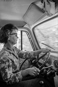 Mildred Cooper jest 43-letnią babcią, kierowcą ciężarówki do przewozu drewna. autorstwa Ted Spiegel