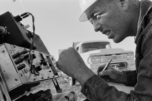Mineralog bada dane w kopalni Morenci dla Phelps Dodge Smelter Douglas Arizona autorstwa Ted Spiegel