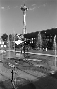 Basen, fontanna, rzeźba i Space Needle na Światowych Targach w Seattle