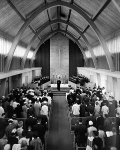 Wielebny przemawia do zgromadzonych podczas niedzielnego nabożeństwa w First Congregational Churc... autorstwa Ted Spiegel