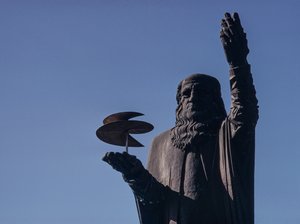Pomnik Leonarda da Vinci trzymającego śrubę lotniczą w rzymskim Fiumicino-Leonardo da...