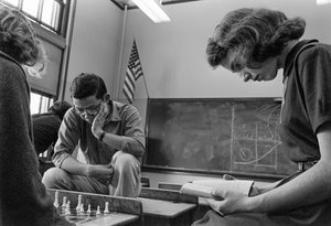 Uczniowie grający w szachy i czytający w Ames A. Garfield High School, miejskiej szkole publi... autorstwa Ted Spiegel