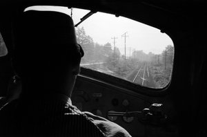Widok torów z kabiny lokomotywy spalinowej z maszynistą, północno-zachodni Pacyfik autorstwa Ted Spiegel