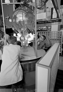 Odwiedzający Targi Światowe w Seattle w 1962 roku podziwiają wystawę naukową. autorstwa Ted Spiegel