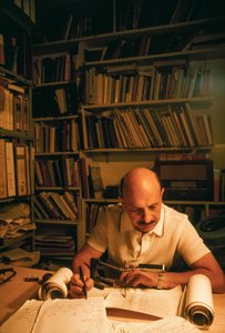 Yigael Yadin, izraelski archeolog, żołnierz i polityk, bada kopię świątyni... autorstwa Ted Spiegel