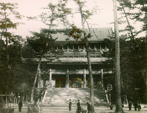 Brama świątyni buddyjskiej Chion-in, dzielnica Higashiyama, Kioto, ok. 1900-1915 r. (zdjęcie) autorstwa Teijiro Takagi