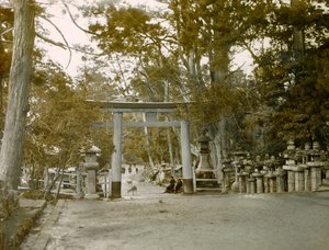 Wejście do świątyni latarni w parku Kasauga Taisha, Nara, ok. 1900-1915 r. (zdjęcie)