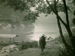 Rybak nad rzeką Hozu, dzielnica Arashiyama, Kioto ok. 1900-1915 r. (zdjęcie) autorstwa Teijiro Takagi