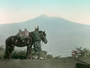 Japończyk z koniem na górze Otome, w todze, wpatrujący się w górę Fuji, ok. 1900-1915 r. (zdjęcie)