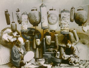 Portret japońskiego producenta latarni i parasoli, około 1900-1915 (zdjęcie) autorstwa Teijiro Takagi