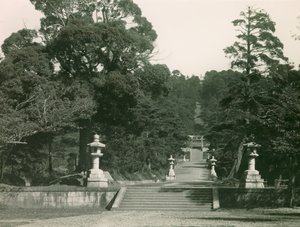Kamienne schody prowadzące do grobowca Hideyoshiego Toyotomiego, Kioto ok. 1900-1915 r. (zdjęcie)