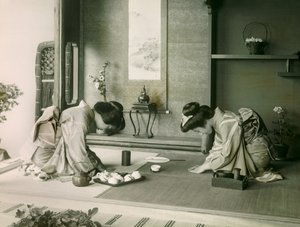 Dwie Japonki w tradycyjnych strojach witające się przed ceremonią parzenia herbaty, ok. 1900-1915 r. (zdjęcie) autorstwa Teijiro Takagi