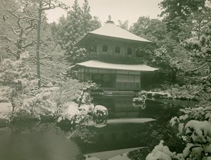 Widok na Ginkaku-ji pod śniegiem w Kioto, około 1900-1915 (zdjęcie) autorstwa Teijiro Takagi