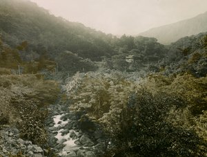 Widok na wioskę Miyanoshita w górach Hakone, około 1900-1915 (zdjęcie) autorstwa Teijiro Takagi