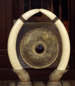 Gong zwisający z kłów słonia (metal i kość słoniowa)