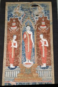 Baner przedstawiający stojącego Buddę z dwoma uczniami, styl Rattanakosin (malowany jedwab) autorstwa Thai School